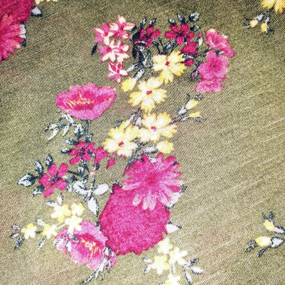 "no boundaries" XL (15/17) top (t-shirt blouse), Bayleaf green, floral - Picture 6 of 7